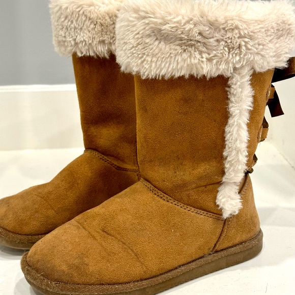 Kohl's Other - Girls Winter Brown Boots With Faux Fur Collar Size 2-3